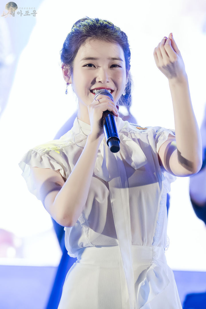 여전히 귀여운 똥머리 아이유.jpg | 인스티즈