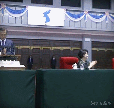 박수받는 김정은 gif | 인스티즈