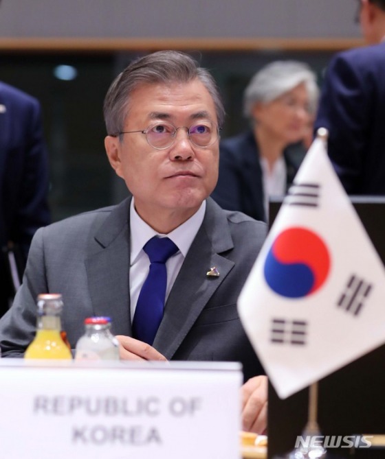 아셈 정상회의 각국 정상들과 인사 나누는 문재인 대통령.jpg | 인스티즈
