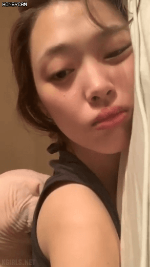 취한듯한 설리....아찔한 옷차림으로 살짝 노출하는 인스타 라이브.gif | 인스티즈
