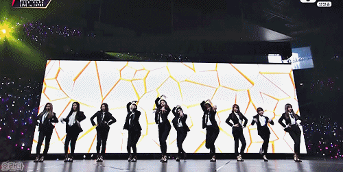 오늘 일본 마마 검은수트 아이즈원.gif | 인스티즈