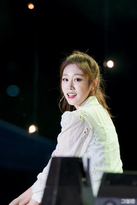 [러블리즈] 보고서를 다 쓰고 먹는 호두과자는 꿀맛이라서 지수 | 인스티즈