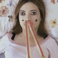 술취한 여친자고있는데 목숨걸고 장난치는 남친 | 인스티즈